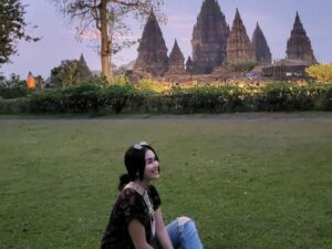 Ayu Ting Ting kembali dapat pujian bahwa kecantikannya sama dan setara dengan keindahan dari tempat wisata Candi Prambanan.