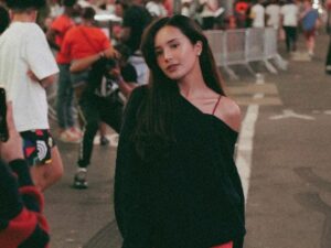 Beby Tsabina dipuji memiliki kecantikan yang begitu mahal saat berpose di pinggir jalan saat jalan saat time square New York.