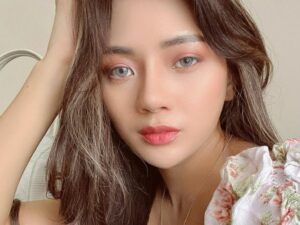 Berlliana Lovell yang terkenal dengan kesan cantik dan seksi ternyata sama sekali tak bisa dandan sendiri, selalu dirias.