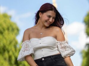 Cassandra Lee memiliki pesona yang unggul, hingga diminta agak mundur lantaran kecantikannya dinilai terlalu kelewatan.