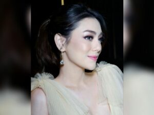 Celine Evangelista dipuji sebagai sosok bidadari surga oleh banyak netizen, karena kecantikan yang tidak punya celah.