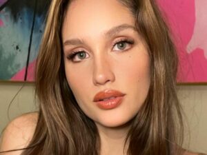 Cinta Laura bagikan koreografi saat bawakan lagu remix Oh Baby, netizen puji bahwa badannya sangat lentur dan skillnya meningkat.