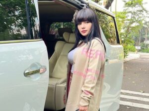 Dinar Candy dijambak dengan kuat oleh Nikita Mirzani karena disebut goblok jika berhubungan dengan asmara alias bucin.