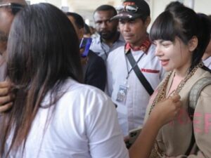 Dinar Candy merasa sangat bahagia disambut warga Papua ketika berkunjung, walau sedang merasa galau usai kembali putus.