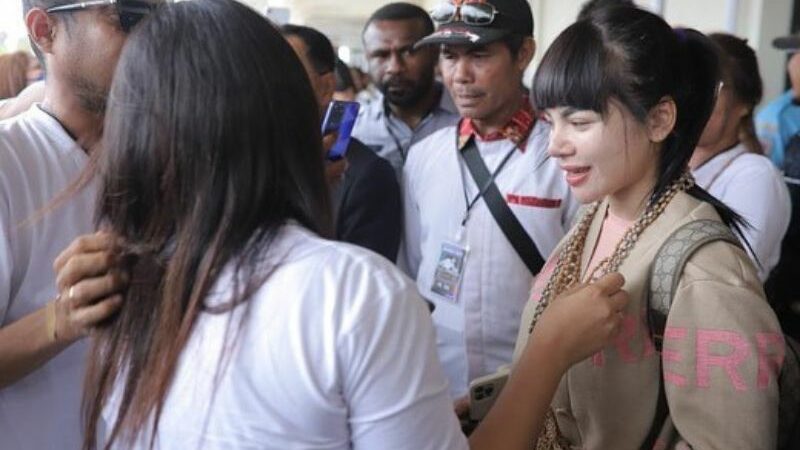 Dinar Candy merasa sangat bahagia disambut warga Papua ketika berkunjung, walau sedang merasa galau usai kembali putus.