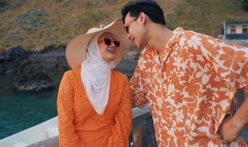Dinda Hauw dipuji miliki senyuman yang begitu manis dan mampu mengalahkan gula, netizeen jadi baper lihat keromantisannya bareng suami.