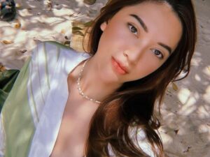 Dindra Nashriyah Putri dipuji cantik abis saat pamerkan sejumlah foto liburan ke pantai mengenakan bikini hitam nan menggoda.