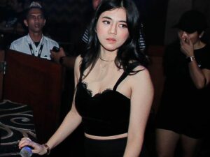 DJ Una kembali mendapat banyak pujian dari netizen, salah satunya bodinya dinilai semakin hot dan bohay ketika hanya kenakan crop top.