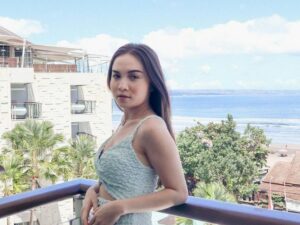 Elina Joerg dipuji terlihat seksi namun juga begitu cute ketika mengenakan sebuah mini dress berwarna biru muda.