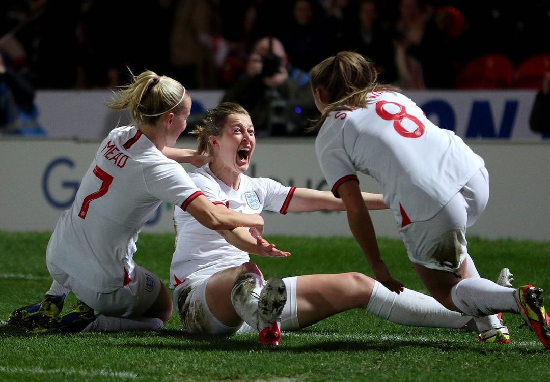 Rekor Wayne Rooney mencetak 53 gol untuk Timnas Inggris dalam 120 penampilan dipecahkan oleh pesepak bola wanita Ellen White.