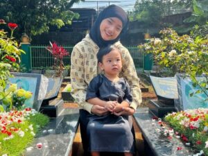 Fuji dipuji terlalu cantik saat mengenakan hijab berupa pashmina berwarna hitam. Banyak dari netizen doakan agar dirinya bisa istiqomah.