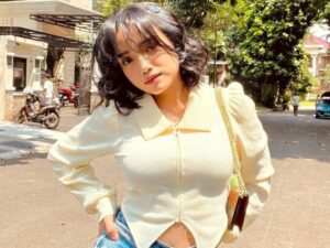 Fuji dipuji miliki aura yang begitu badas ketika belajar menjadi sosok cewek slay, kenakan kemeja ketat dan jeans.  
