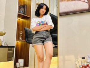 Fuji kembali tuai pujian selalu selalu good looking dan outfit yang tak pernah gagal, saat kenakan kaos putih dan hotpants jeans.