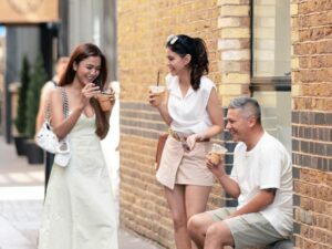 Gading Marten dipuji menang banyak karena dekati dua orang wanita cantik bersamaan ketika liburan di London yang buta iri.