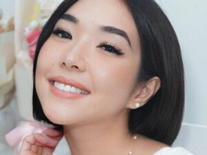 Gisella Anastasia dipuji semakin hot saat unggah video berolahraga dengan kenakan crotop dan legging hitam dengan angkat beban.