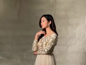 Glenca Chysara pamer ketika makan ulat sagu dengan gaya slay, netizen malah jadi mual ketika melihat hidangan ini.