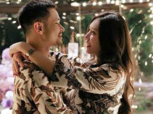 Jess No Limit resmi beri lamaran romantis untuk Siska Kohl, cincinya dibeli langsung di Singapura dan dibandu keluarga kedua pihak.
