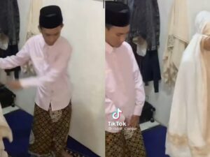 Sepasang suami istri viral di media sosial karena dianggap telah mempermainkan salat demi kontennya viral di media sosial.