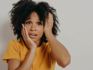 Outfiit untuk kulit gelap menjadi banyak pertanyaan berbagai orang, karena rasa tidak percaya diri dengan warna kulit. Simak tips berikut.
