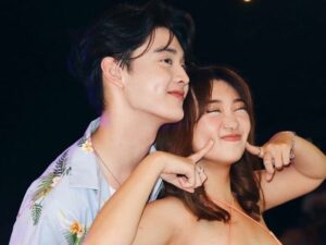 Livy Renata tampil begitu hot kenakan dress terbuka, mampu mengalihkan perhatian banyak netizen terutama kaum adam.