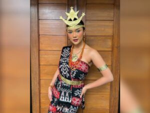 Marion Jola tampil begitu cantik nan memukau ketika mengenakan pakaian adat dari Rote, Nusa Tenggara Timur dengan kulit eksotisnya.