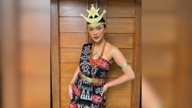Marion Jola tampil begitu cantik nan memukau ketika mengenakan pakaian adat dari Rote, Nusa Tenggara Timur dengan kulit eksotisnya.