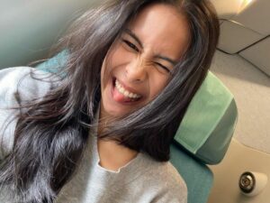 Maudy Ayunda kali ini kembali mendapat banyak pujian karena kecantikannya yang disebut terlalu paripurna ketika kenakan dress coklat.