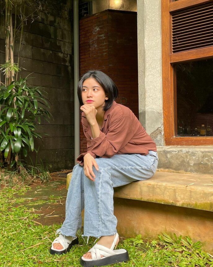 Melati JKT48 menunjukkan reaksi tak suka ketika dimirip-miripkan dengan salah seorang bintang Citayam Fashion Week yaitu Jeje Slebew.