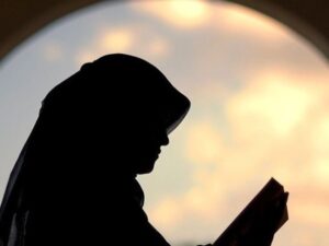 Ustadz Hilman menjelaskan tentang empat langkah yang harus dilakukan untuk memilah dan memilih sesuatu menurut ajaran agama Islam
