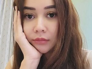 Aura Kasih melamun dengan pipi chubby seolah sedang memikirkan suatu hal yang kini jadi tanda tanya bagi netizen.