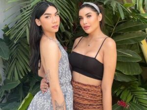 Millen Cyrus dipuji semakin hot dengan mengenakan sebuah crop top pendek berwarna hitam saat berofoto dengan seorang sahabatnya.