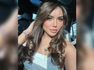 Millen Cyrus berdandan terlalu cantik saat selfie di dalam mobil dengan pantulan sinar matahari, netizen merasa ini taka man untuk jantungnya.