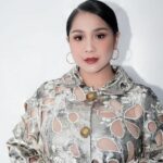Artis Nagita Slavina bikin heboh jagat maya dengan penampilannya yang memakai blezer terbuka dan tidak mengenakan pakaian di dalam.