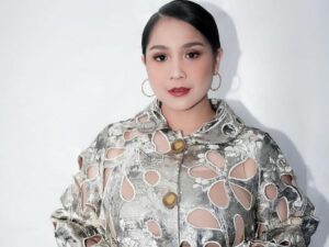 Artis Nagita Slavina bikin heboh jagat maya dengan penampilannya yang memakai blezer terbuka dan tidak mengenakan pakaian di dalam.