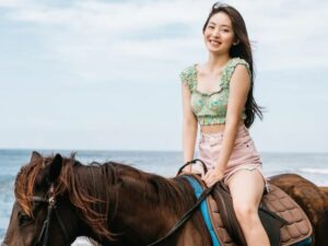Natasha Wilona disebut gak pernah terlihat jelek di berbagai kesempatan, wajah cantiknya kembali mencuri perhatian saat berkuda.