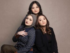 Adik Nathalie Holscher yakni Nadya berhasil merilis sebuah single baru berjudul Lepaskanmu, yang banyak dipuji netizen.
