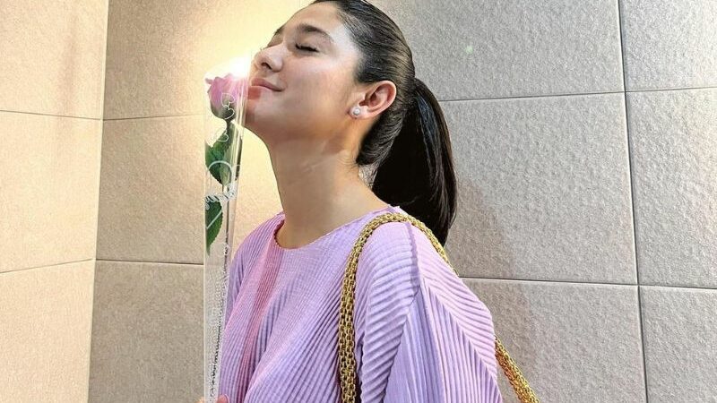 Naysila Mirdad kembali mendapat pujian karena kecantikan wajahnya dipuji sangat aestetic terlebih lagi ketika memegang bunga.