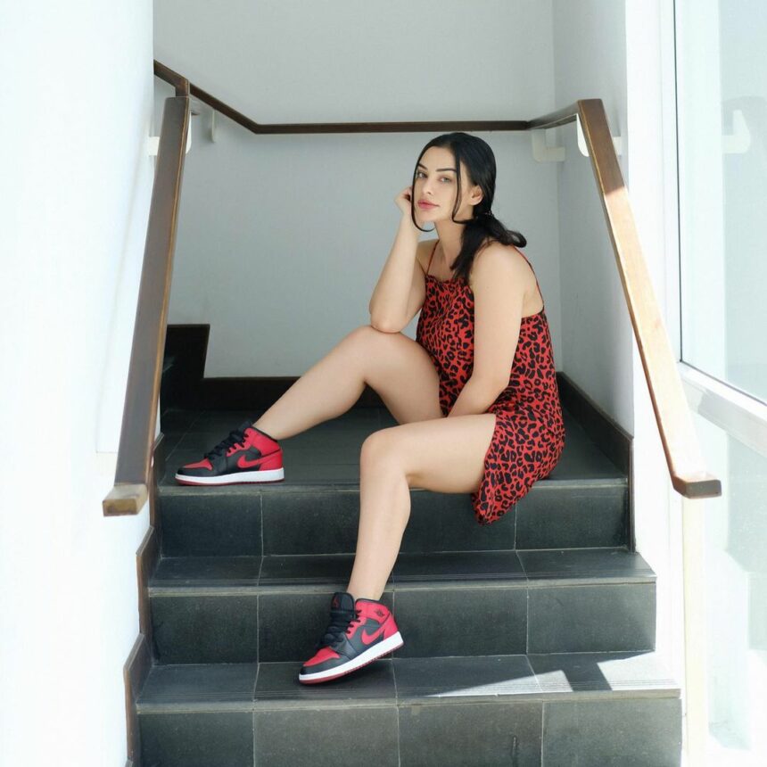 Nora Alexandra kembali dipuji saat tertidur wajahnya sudah sangat cantik gak main-main, apalagi jika sudah berdandan.