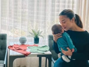 Anak Nikita Willy buat banyak netizen gemes dengan tingkah lucunya. Terutama ketika bergaya kece kenakan kacamata kebesaran.