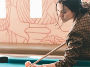 Nora Alexandra dipuji sebagai master biliar oleh banyak netizen, ketika unggah foto unjuk kebolehan memaikan permainan ini.