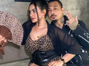 Nora Alexandra pamer foto berisi kemesraan bareng suami tercinta, netizen sampai iri dibuatnya ketika melihat unggahan tersebut.