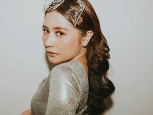 Prilly Latuconsina dipuji malah terlihat makin dewasa dengan penampilannya saat mengenakan dress silver panjang.