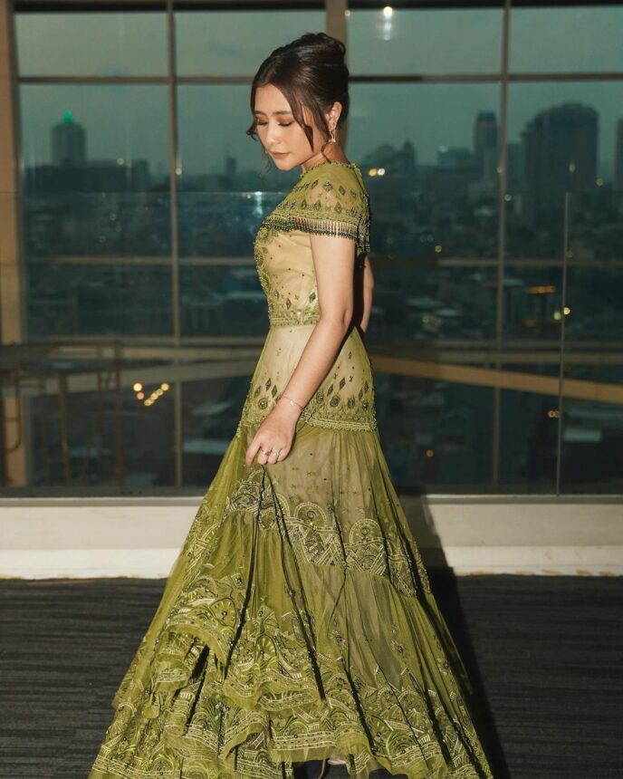 Prilly Latuconsina hadiri Gala  Premiere Film terbarunya mengenakan gaun bernuansa Bollywood. Bikin netizen gagal fokus saking cantiknya.