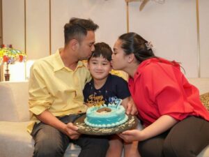 Rafathar ulang tahun ke 7 dengan perayaan yang sederhana walau selama ini dikenal sebagai anak sultan dengan bergelimang harta.