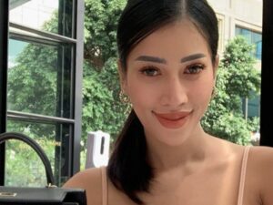 Reva Alexa dipuji netizen miliki positif vibe saat berolahraga dengan penampilan seksi, pakaian terbuka dan super ketat.