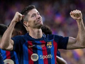 Robert Lewandowski mengalami kejadian yang tidak menyenangkan. Jam tangan senilai Rp1,1 milir miliknya nyaris hilang saat dirampok oleh dua orang pria tak bertanggung jawab