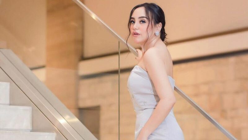 Salmafina Sunan unggah foto pemotretan bersama keluarga tercinta, wajah cantiknya menjadi banyak sorotan karena keindahannya.