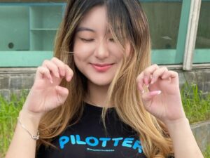 Shannon Wong dipuji damaga nya tiada lawan ketika tampil begitu cantik kenakan kaos hitam dan celana pendek putih.