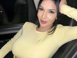 Siva Aprilia kembali buat netizen salfok sekaligus khawatir apakah ia tidak merasa berat memiliki tampilan dada yang lebih besar.
