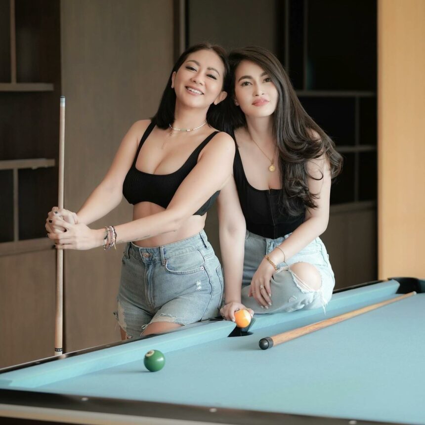Wah, Ternyata Atien Simon Punya Teman Gak Kalah Cantik dan Seksi, Blak-blakan Lagi Cari Teman Main Lho
